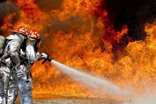 广告清新消防队员灭火背景图片